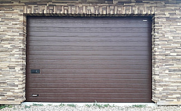 Коричневые секционные ворота в гараж